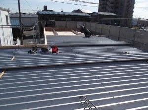 いよいよ屋根です　新㈱南部建装