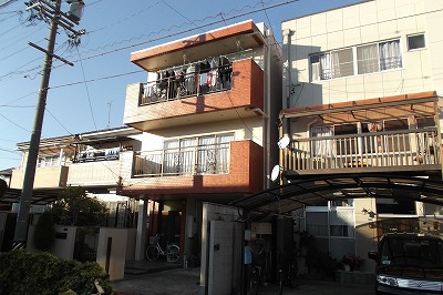 今回ひび割れもありましたが、何よりも雨漏りがひどかったと言う事もあり防水＋防カビ（400種類以上対応）の塗料での施工でした。
ひび割れはＶカットしてからの補修、窓廻りのコーキングは全て撤去してからの打設などの工事を重点に行いました。
無事雨漏りも止まり一安心。床下の確認でも水の後はなくほっとしました。