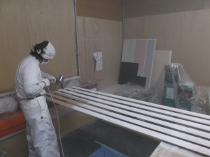 岐阜市 ㈱南部建装の倉庫で巾木を塗装 （屋根・外壁塗装）プロタイムズ岐阜南店