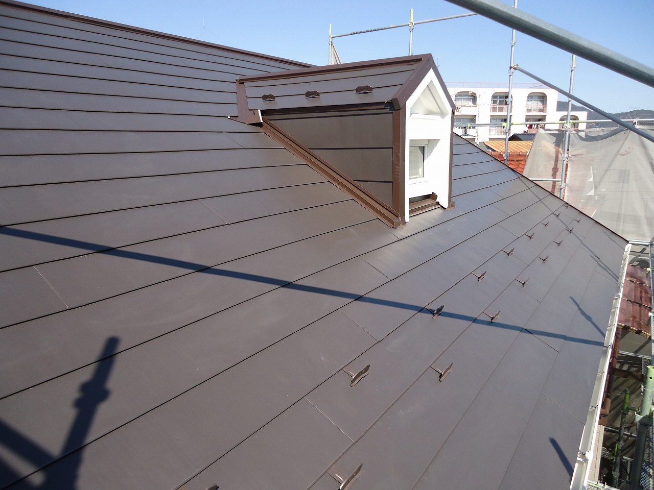 屋根はカバー工法で施工しています。
その為、高耐久な上に断熱・遮音・防火・耐震の効果もありとても安心できる屋根になりました。