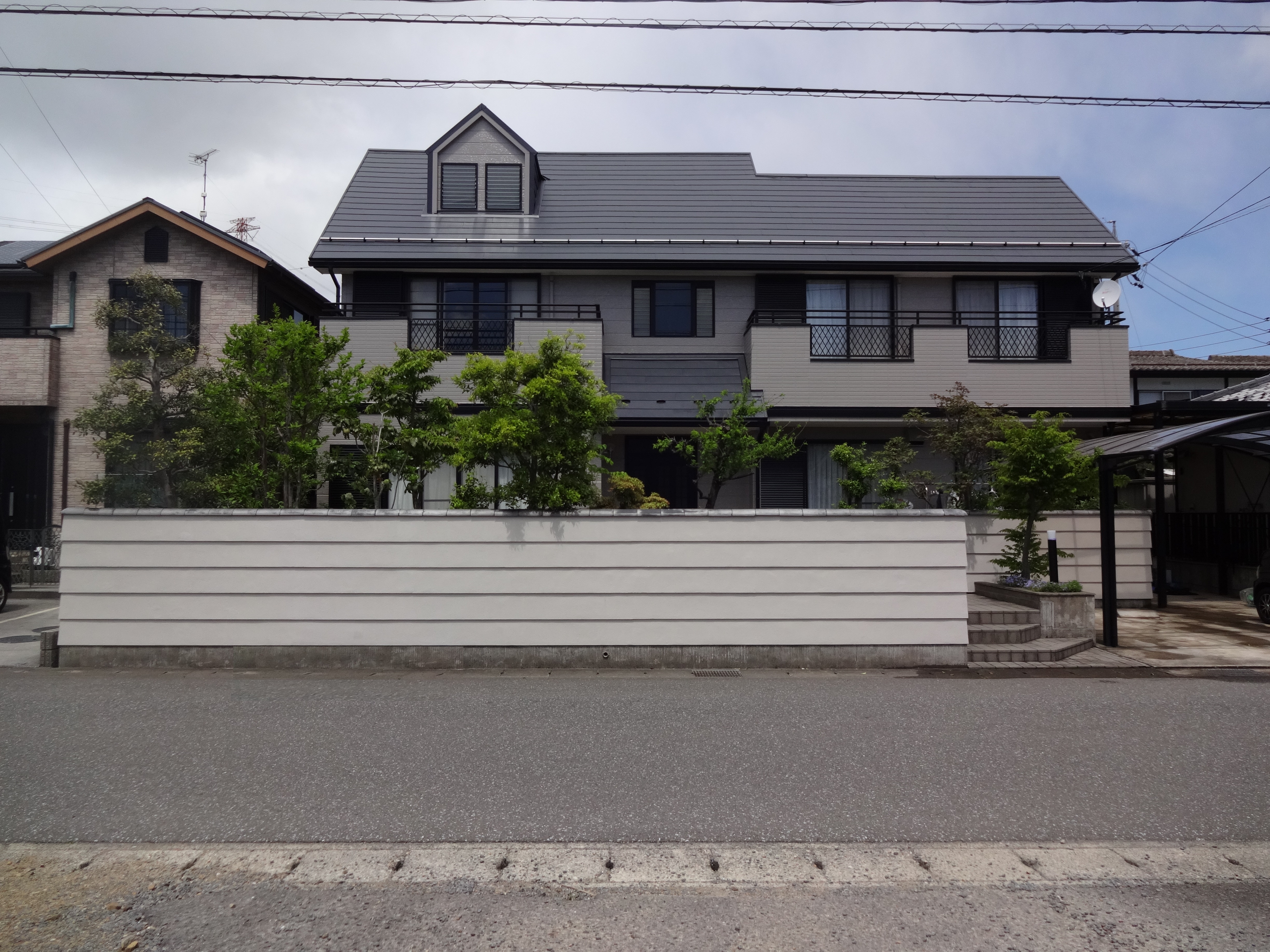 屋根はカバー工法で上張りをし雨漏り等の心配もなくなりました。
外壁も艶がよみがえり、とてもきれいになりました。
塀は汚れが目立っている状態でしたが、キレイになり家を引き立ててくれるように素敵に仕上がりました！