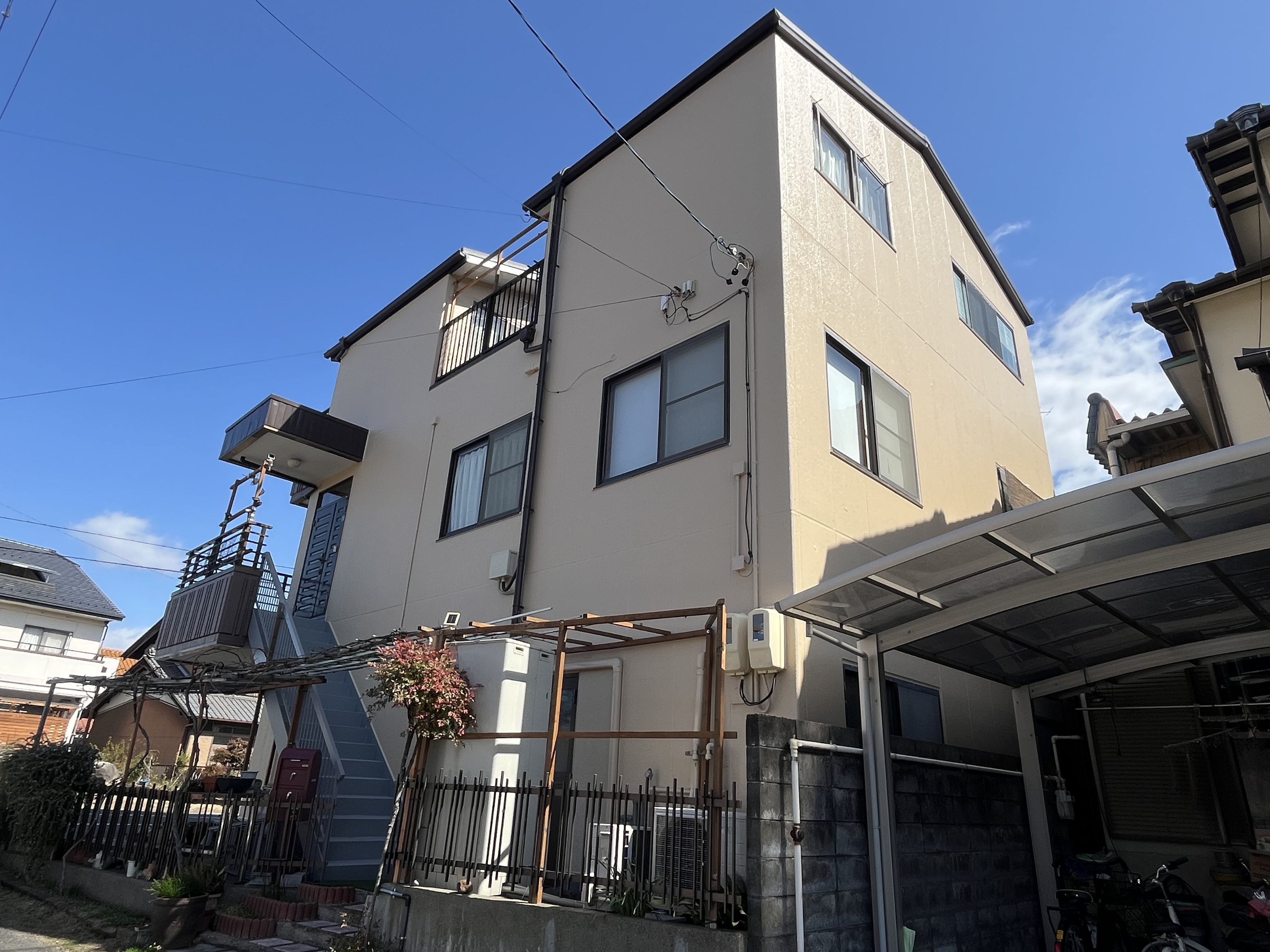 ●外壁上塗り材(主体)：超低汚染プラチナリファイン2000MF-IR(色：8095ﾐｯﾄﾞﾋﾞｽｹｯﾄ艶有)
●外壁上塗り材(アクセント)：超低汚染プラチナリファイン2000MF-IR(色：8095ﾐｯﾄﾞﾋﾞｽｹｯﾄ艶有)
●軒天材：マルチエースⅡ－JY(色：N90)
●付帯部材：セミフロンマイルドⅡ(色：15-30B)