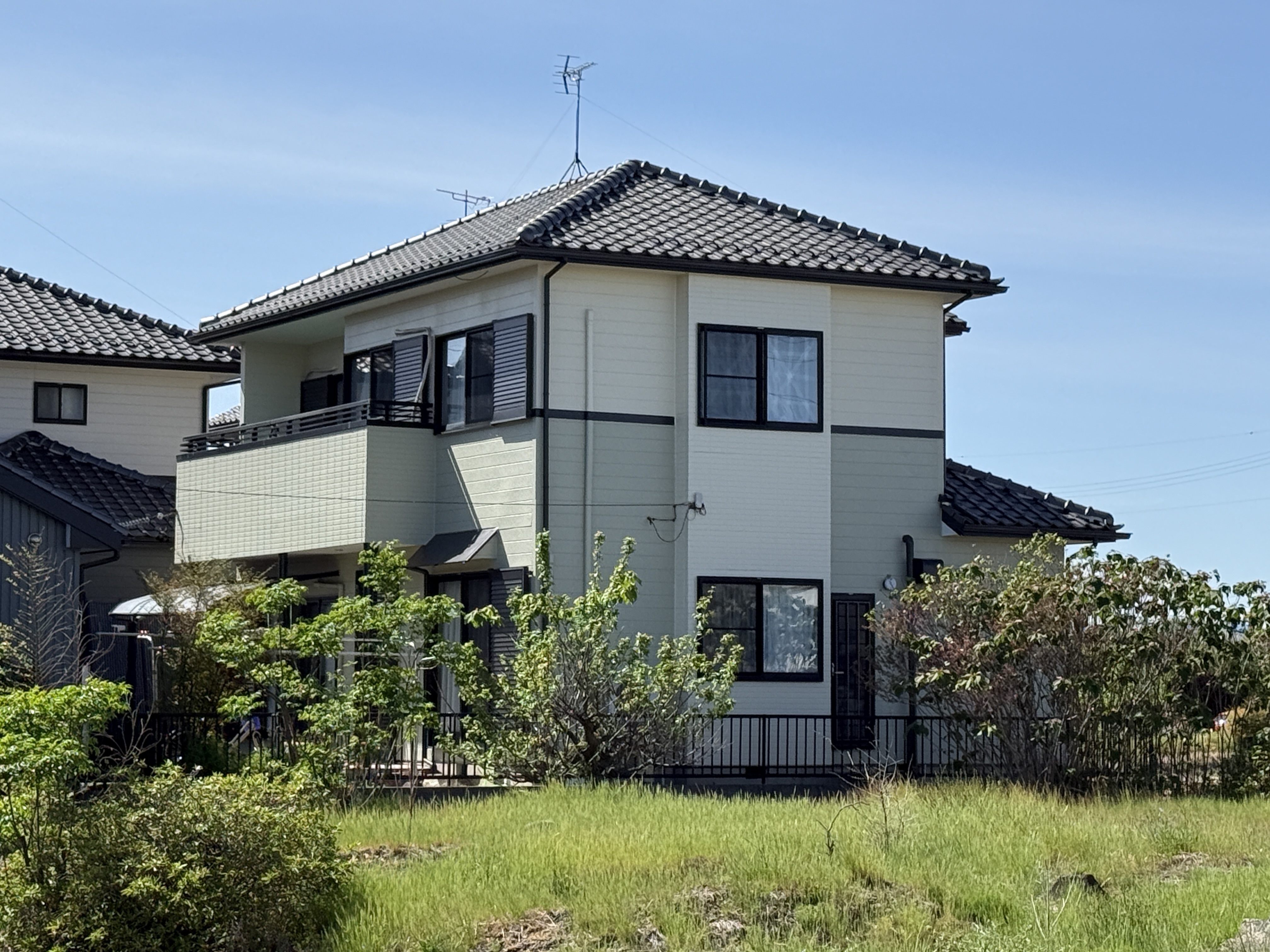 ●外壁下塗り材：ホワイトフィラー(色：ホワイト)●外壁上塗り材：フッ素REVO1000(1階色：8111オータム　2階色：8092ニュートラルホワイト)●軒天材：マルチエースⅡ-JY(色：N90)●付帯部材：セミフロンマイルドⅡ(色：N-25)