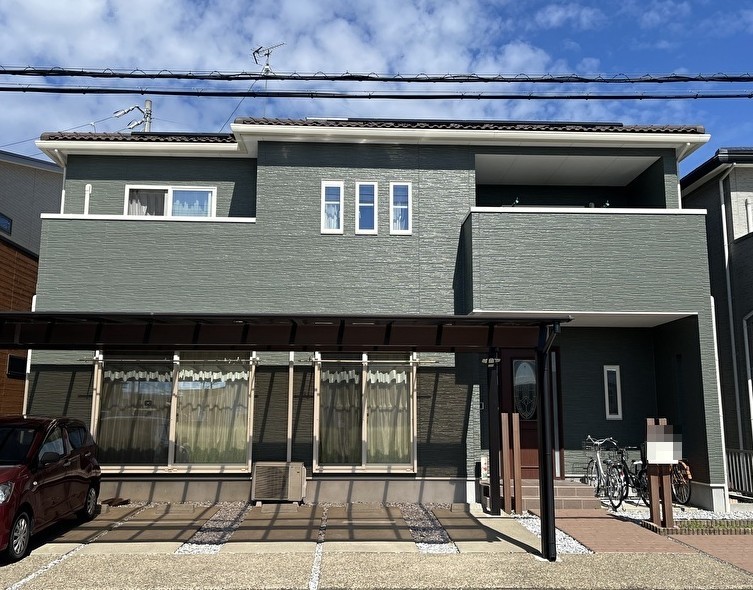 ●外壁下塗り材：エポパワーシーラー(色：透明)
●外壁上塗り材：超低汚染プラチナリファイン2000無機-IR(色：35-40B艶有)
●軒天材：エバーロックNEXTⅡ(色：オフホワイトN-90)
●付帯部材：プレミアム無機マイルド(色：25-85B)
●ベランダ床材：アクアトップ(色：フォックスグレー)