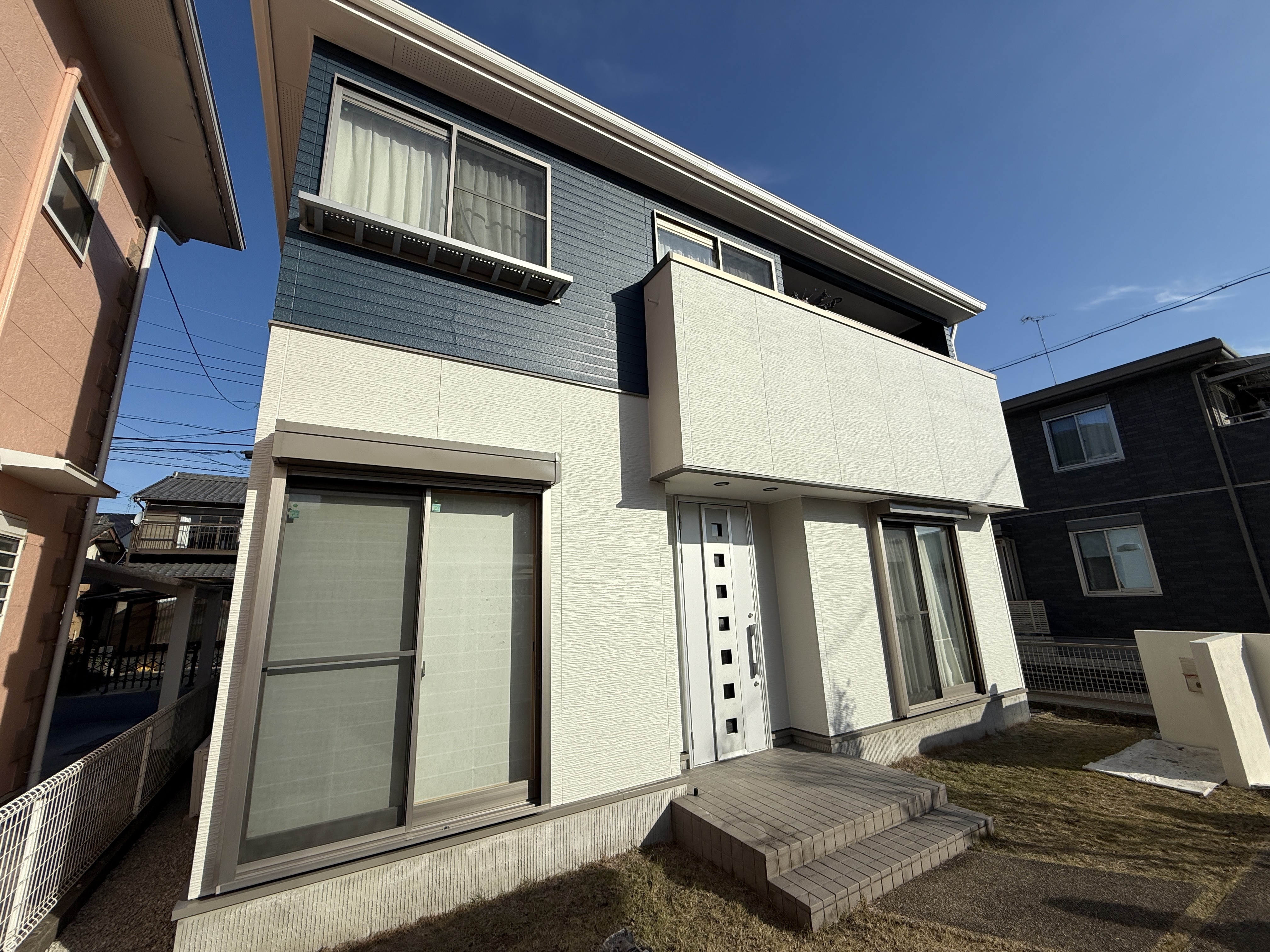 ●屋根上塗り材：スーパーシャネツサーモF(色：9111カーボングレー)●外壁上塗り材：超低汚染プラチナリファイン2000無機-IR(色：8108マウンテンブルー3分艶)●付帯部材：プレミアム無機マイルド(色：22-90A)●壁：デコラフレッシュ(色：25-90B)