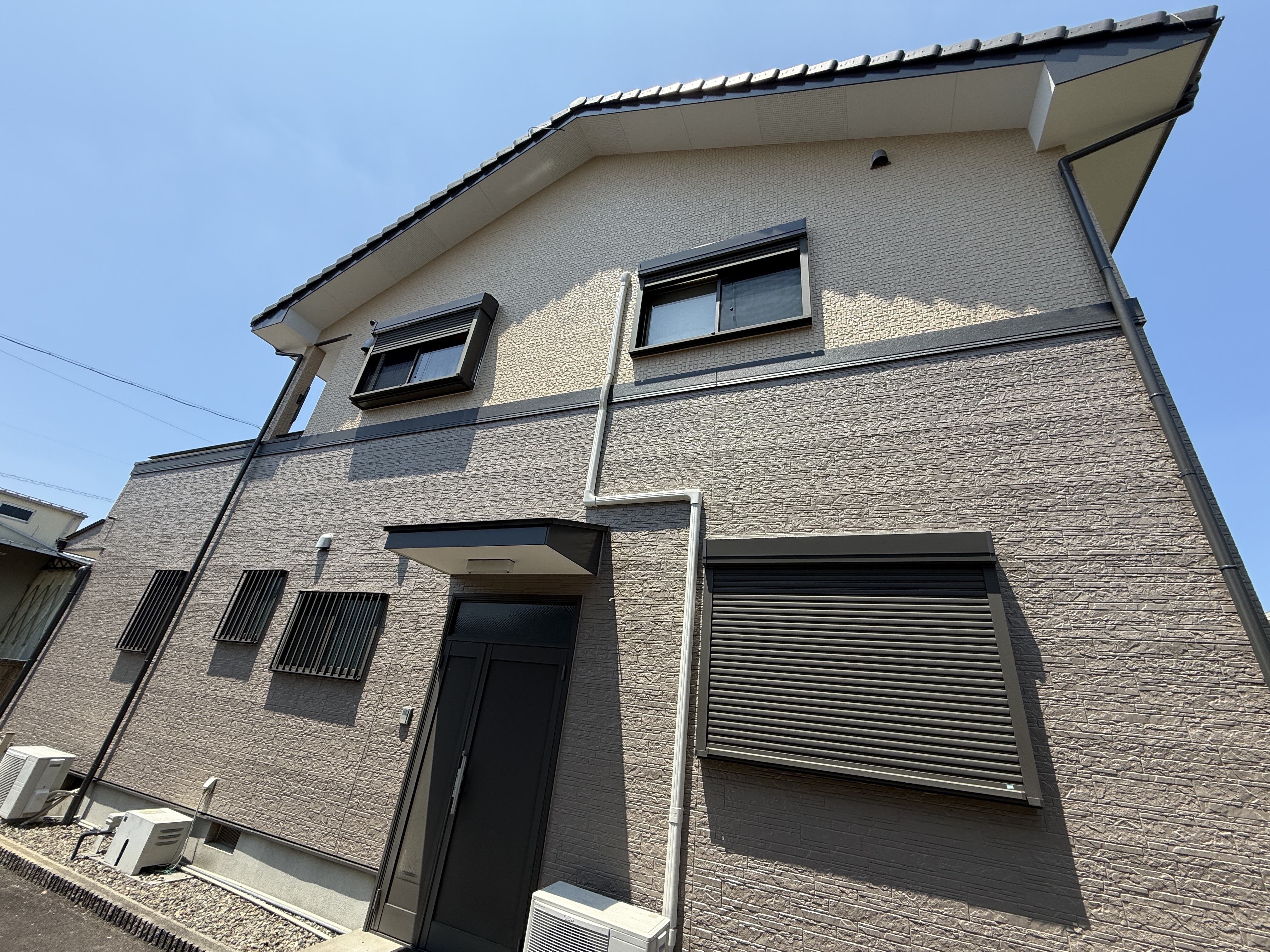 ●外壁下塗り材:エポパワーシーラー(色:透明)●外壁上塗り材:超汚染プラチナリファイン無機2000-IR(色:ベイジュ・ミッドビスケット)●軒天材:マルチエースⅡ-JY(色:N-90)●付帯部材:プレミアム無機マイルド(色:8078ウィザードコッパー)●付帯下塗り材:サビカットⅡ(色:赤サビ色061-1540)