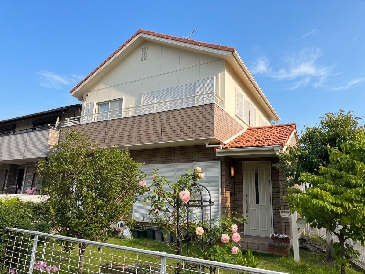 ●外壁下塗り材：エポパワーシーラー(色：透明)
●外壁上塗り材　主体：超汚染プラチナリファイン2000無機-IR(色：8092ニュートラルホワイト　艶有)　
●外壁上塗り材　アクセント：スーパーSDクリヤー無機Ⅱ(透明　艶有)
●付帯部材：プレミアム無機マイルド(色：8092ニュートラルホワイト)
●サビ止め材：マイルドサビガード（色：白）
●ベランダ床拭き材：アセトン(2304211)
●ベランダ床材：アクアトップ(色：フォックスグレー)