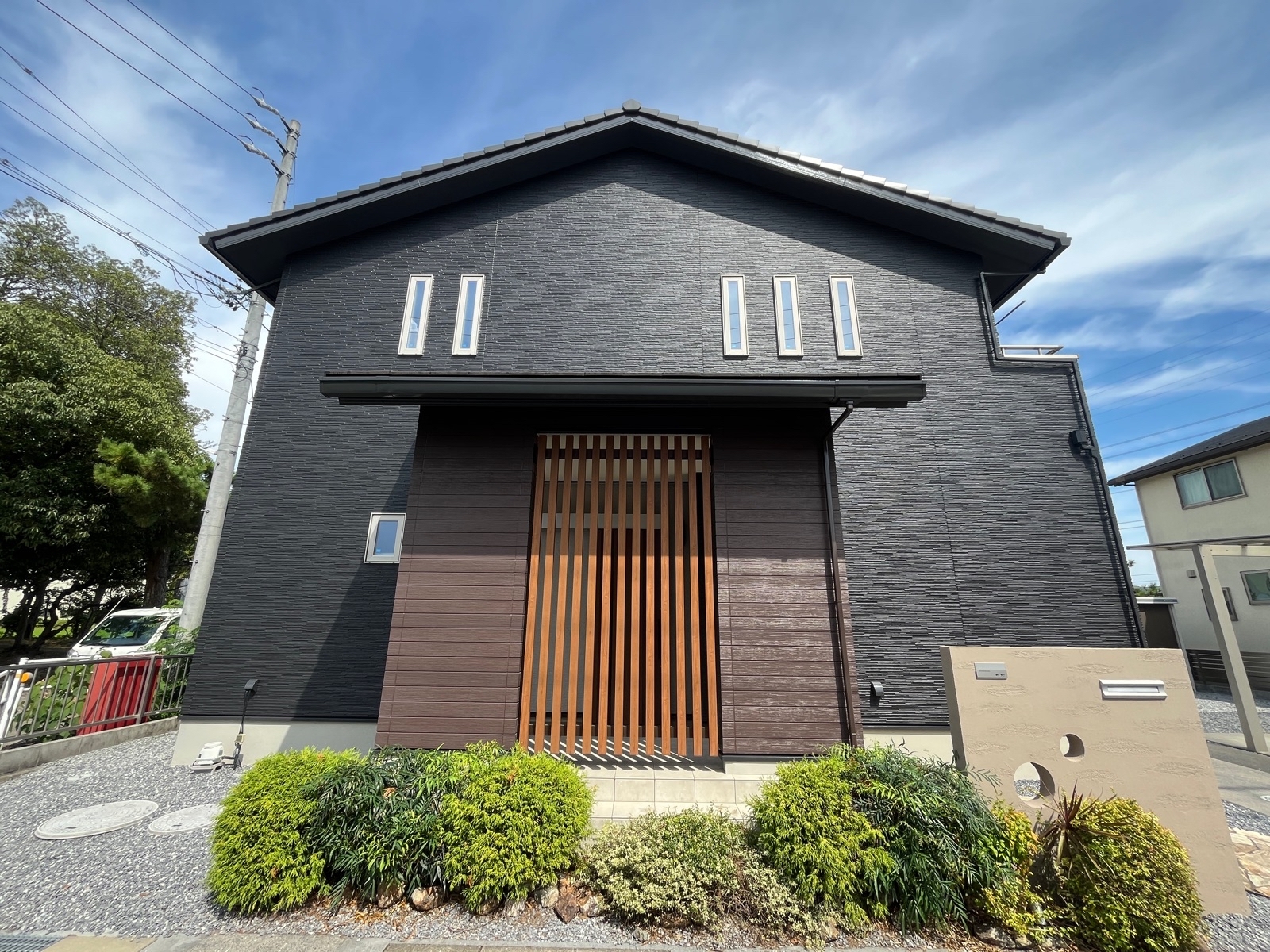 ●外壁下塗り材:エポパワーシーラー(色:クリヤー)
●外壁上塗り材(主体):低汚染プラチナファイン2000無機-IR(色:8079 チャコール(3分艶))
●外壁上塗り材(アクセント):超低汚染プラチナリファイン2000無機-IR(色:8074アイアンバーグ(艶有))
●外壁上塗り材(アクセント):超低汚染プラチナリファイン2000無機-IR(色:8081 バーチグレー(艶有))
●軒天塗装:マルチエースⅡ-JY(色:8092 ニュートラルホワイト)
●軒天塗装:エバーロック(色:PN-35ライトグレー)
●付帯下塗り材:マイルドサビガード(色:アカサビ)
●付帯上塗り材:プレミアム無機マイルド(色:N-25ダークグレー)
●ベランダ下塗り材:アセトン(脱脂)(色:クリヤー)
●ベランダ上塗り材:アクアトップ(色:フォックスグレー)
●塀:デコラフレッシュ(色:19-60Cライトベージュ)