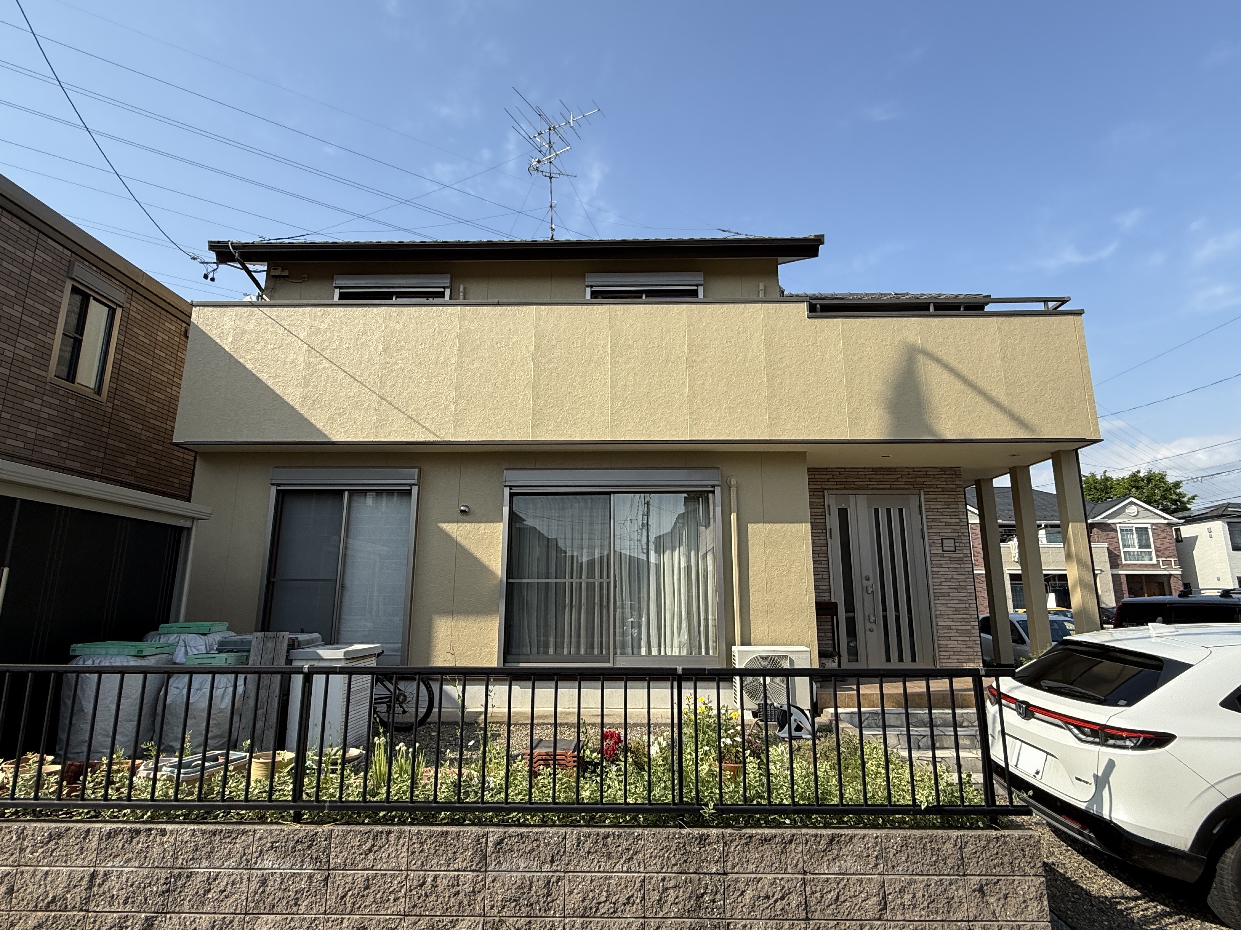 ●外壁下塗り材：エポパワーシーラー（色：クリヤー）
●外壁上塗り材（主体）：低汚染プラチナファイン2000無機-IR（色：8094 クエリー(3分艶)）
●外壁上塗り材（アクセント）：スーパーSDクリヤー無機Ⅱ（色：透明（艶有））
●軒天塗装：プレミアム無機マイルド（色：15-30B　ダークブラン）
●鉄部サビ止め材：サビカットⅡ（色：赤サビ色）
●ガス管材：プラチナイト（色：シルバー）
●配管・ACカバー弱溶剤：マックスシールド1500F（色：クエリー）
●ベランダ床 トップコート：アクアトップ（色：グレー）
●ベランダ床 脱脂材：アセトン（色：クリヤー）