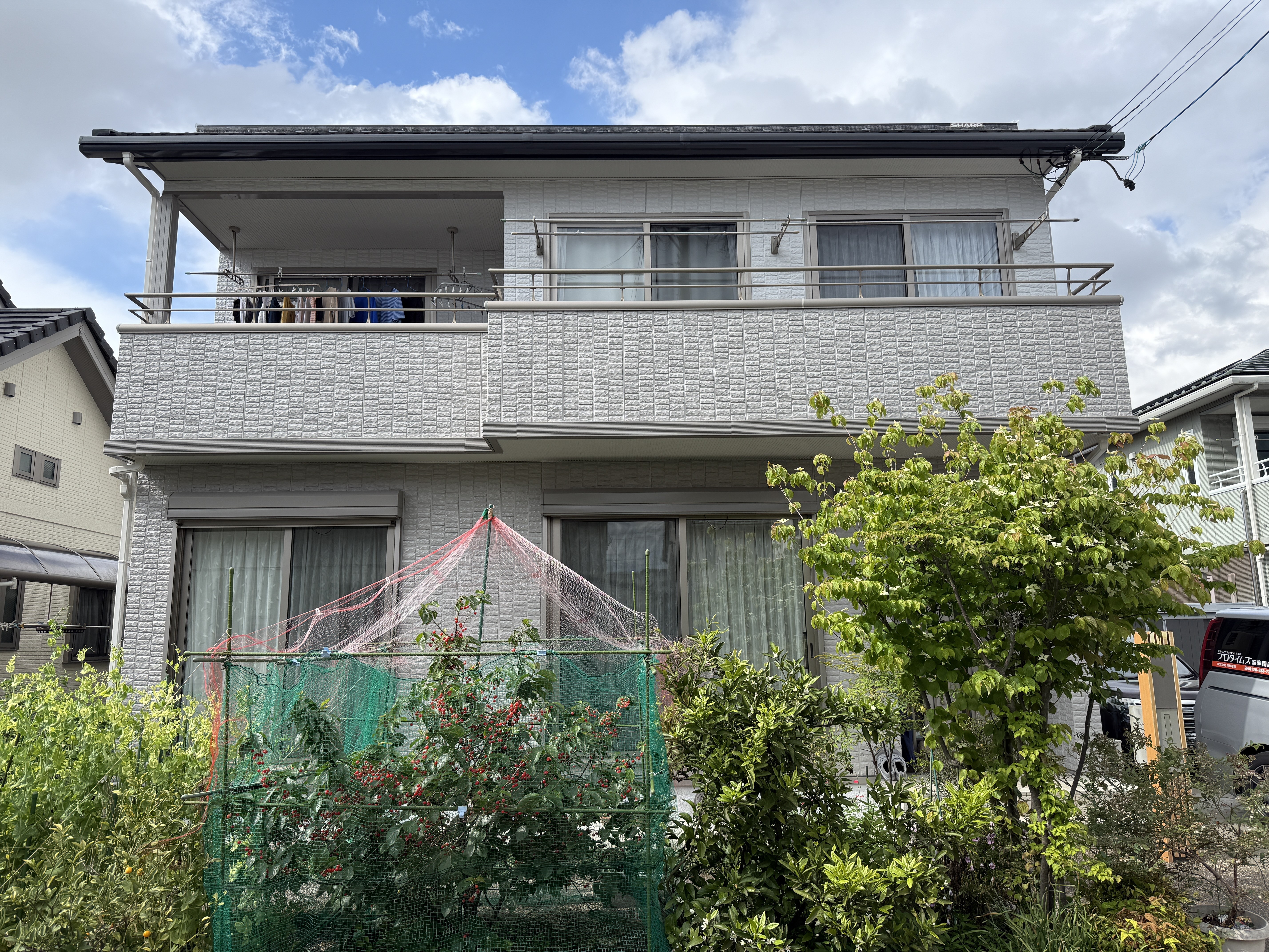 ●外壁下塗り材：エポパワーシーラー（色：クリヤー）
●外壁上塗り材（主体）：低汚染プラチナファイン2000無機-IR（色：8081バーチグレー（艶有)）
●外壁上塗り材（主体）：低汚染プラチナファイン2000無機-IR（色：8200パールグレイ（艶有)）
●軒天塗装：エバーロック（色：25-75Aオフライトグレー）
●付帯上塗り材：プレミアム無機マイルド（色：N25ダークグレー）
●付帯上塗り材：プレミアム無機マイルド（色：ステンカラー）
●基礎巾木塗料：ベースプロテクト（色：075チャコール）
