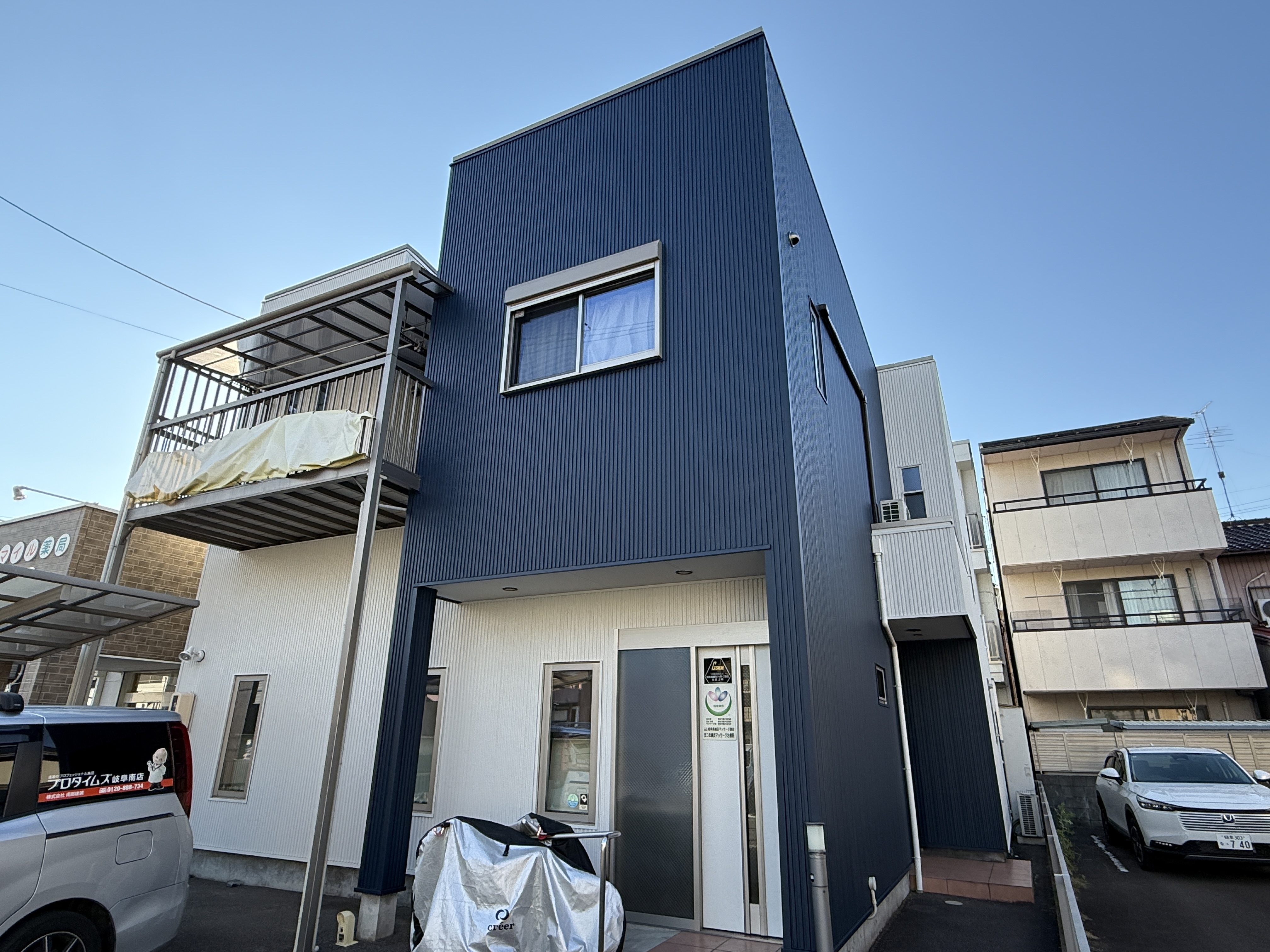 ●屋根下塗り：アレスダイナミックプライマー（色：ホワイト）
●屋根上塗り：セミフロンスーパールーフⅡ（色：SC-31シェルライト 淡いグレー）
●軒天塗装：マルチエースⅡ-JY（色：N-90 オフホワイト）