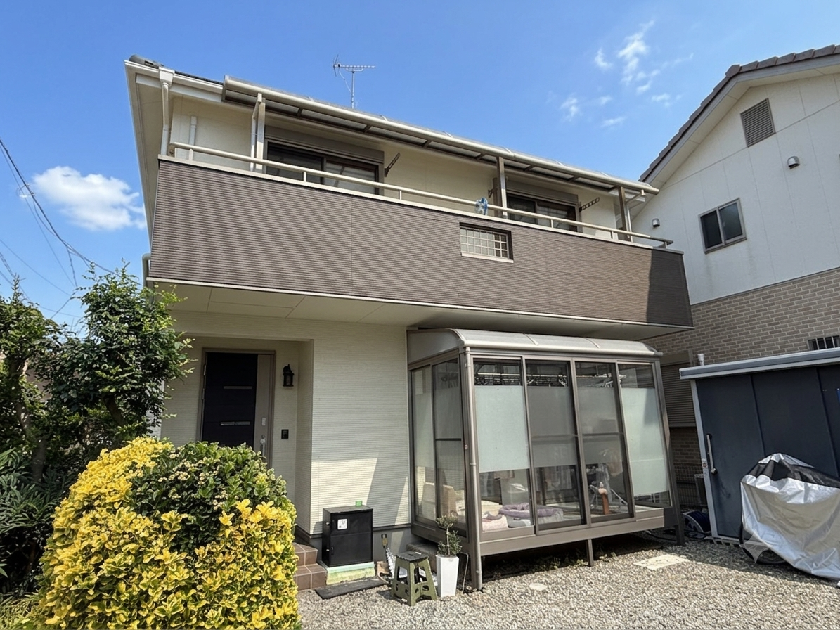 ●外壁下塗り材:エポパワーシーラー(色:クリヤー)
●外壁上塗り材(主体):低汚染プラチナファイン2000MF-IR(色:8091 ブロークンホワイト(艶有))
●外壁上塗り材(アクセント):低汚染プラチナファイン2000MF-IR(色:8074 C/Bアイアンバーグ(艶有))
●軒天塗装:マルチエースⅡ-JY(色:8091 ブロークンホワイト)
●破風板・鼻隠し塗装:プレミアム無機マイルド(色:ニト25-85A オフペールグレー)
●付帯上塗り材:プレミアム無機マイルド(色:ステンカラー)
