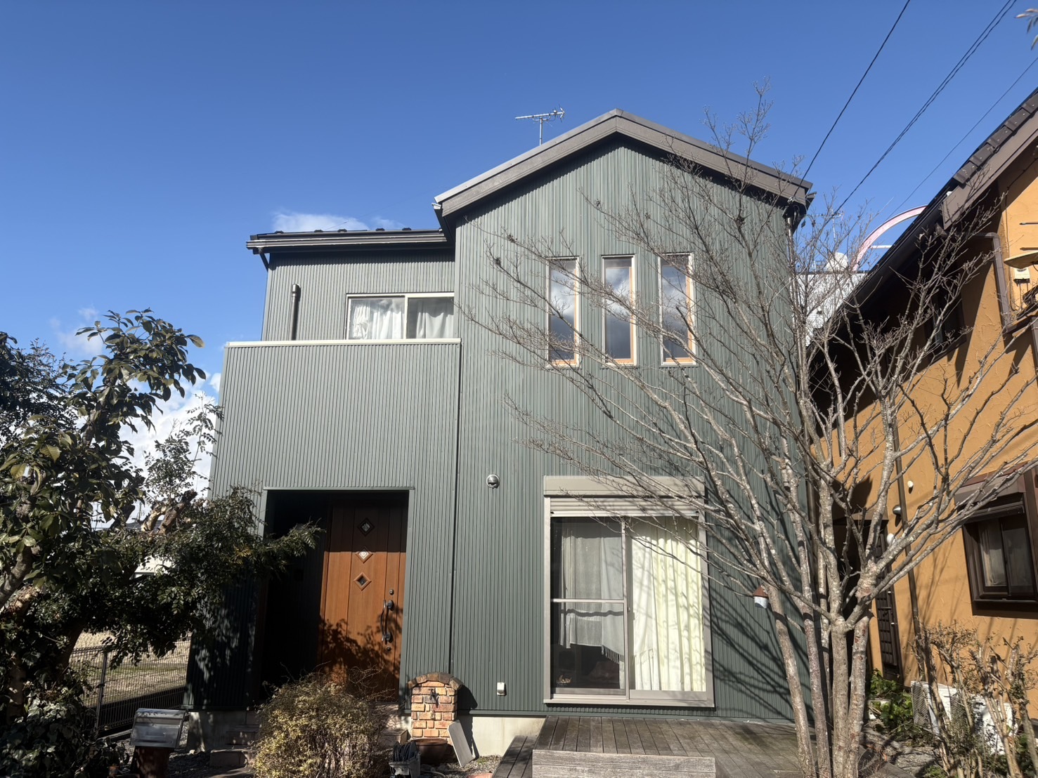 ●屋根カバー:横葺き(色:ダークブラウン)
●外壁カバー:8山角波(色:モスグレー)
●軒天塗装:エバーロック(色:15-30Fダークブラウン系)
●軒天塗装(玄関):エバーロック(色:22-85Fアイボリー系)
●雨樋(軒樋・竪樋)交換:(色:オークブラウン)
●付帯上塗り部材:SK一液マイルドシリコン(色:ダークブラウン系)