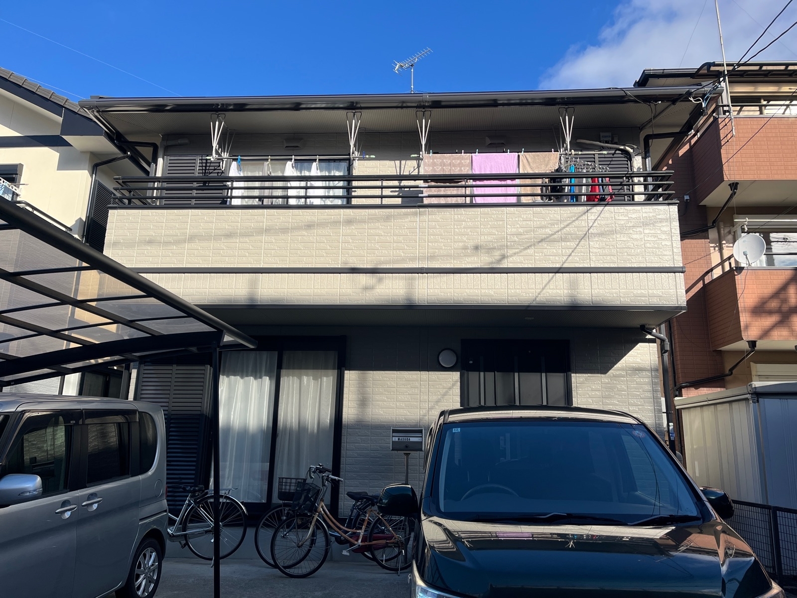 ●外壁下塗り材：エポパワーシーラー（色：クリヤー）
●外壁上塗り材（主体）：低汚染プラチナファイン2000MF-IR（色：8205 サンドベージュ（艶有））
●軒天塗装：マルチエースⅡ-JY（色：8205 サンドベージュ）
●付帯上塗り材：プレミアム無機マイルド（色：N-25 ダークグレー）
●鉄部サビ止め下塗り材：サビカットⅡ(色：赤サビ)