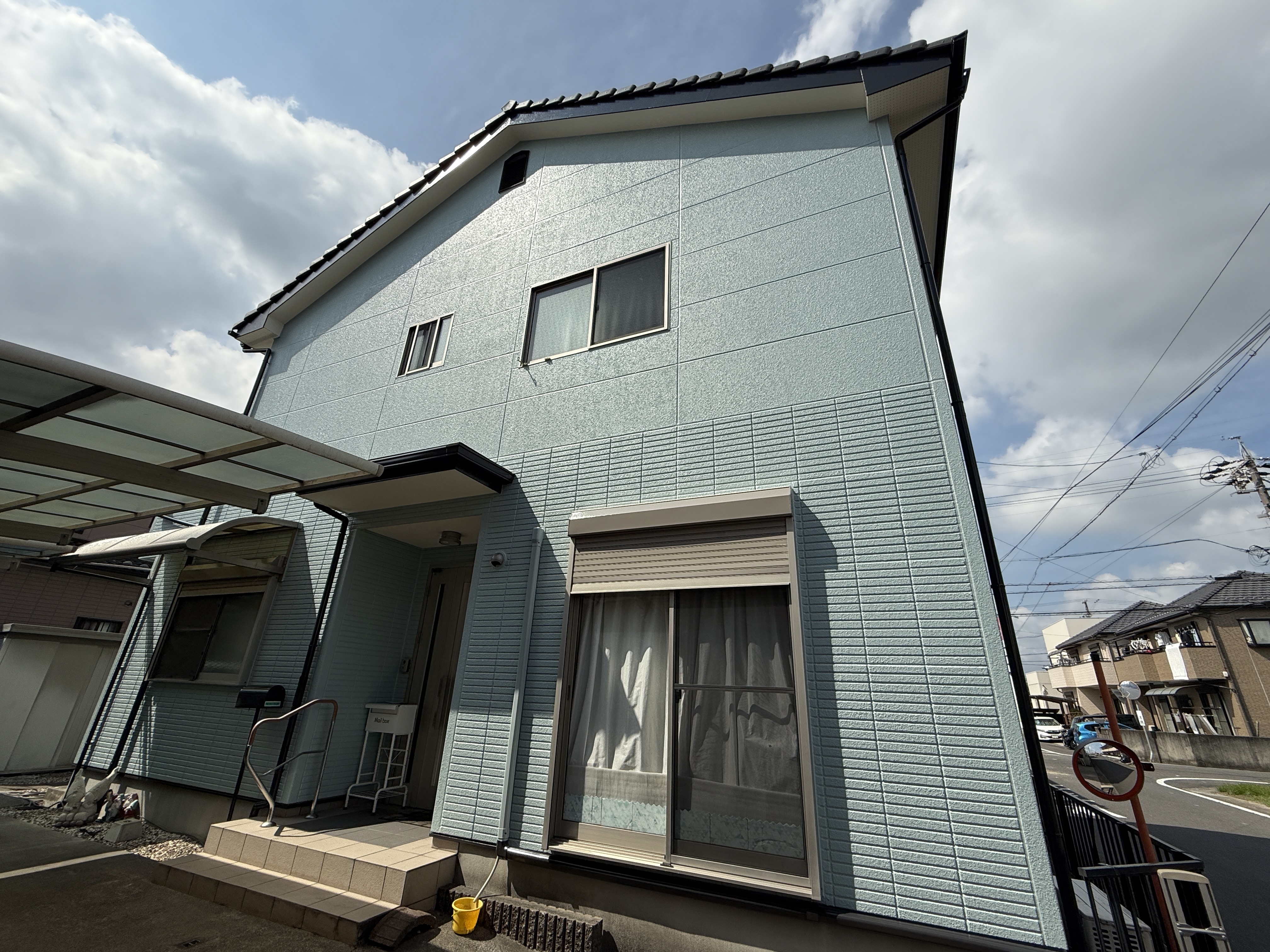 ●外壁下塗り材：エポパワーシーラー（色：クリヤー）
●外壁上塗り材：低汚染プラチナファイン2000無機-IR（色：9016 パストグリーン（艶有））
●軒天塗装：エバーロック NEXT Ⅱ（色：日塗工 22-90B（明るい薄グレー・アイボリー系）)
●付帯下塗り材：サビカットⅡ （色：061-1540  赤サビ色）
●付帯下塗り材：プレミアム無機マイルド（色：N25）
●シャッターボックス（上塗り材）：プレミアム無機マイルド（色：ステンカラー）
●シーリング材：ボンド ビューシール（色： 6909（ノンブリード型））